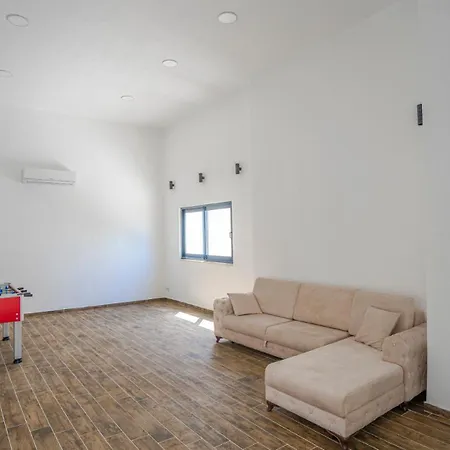 Avci Trio 4*